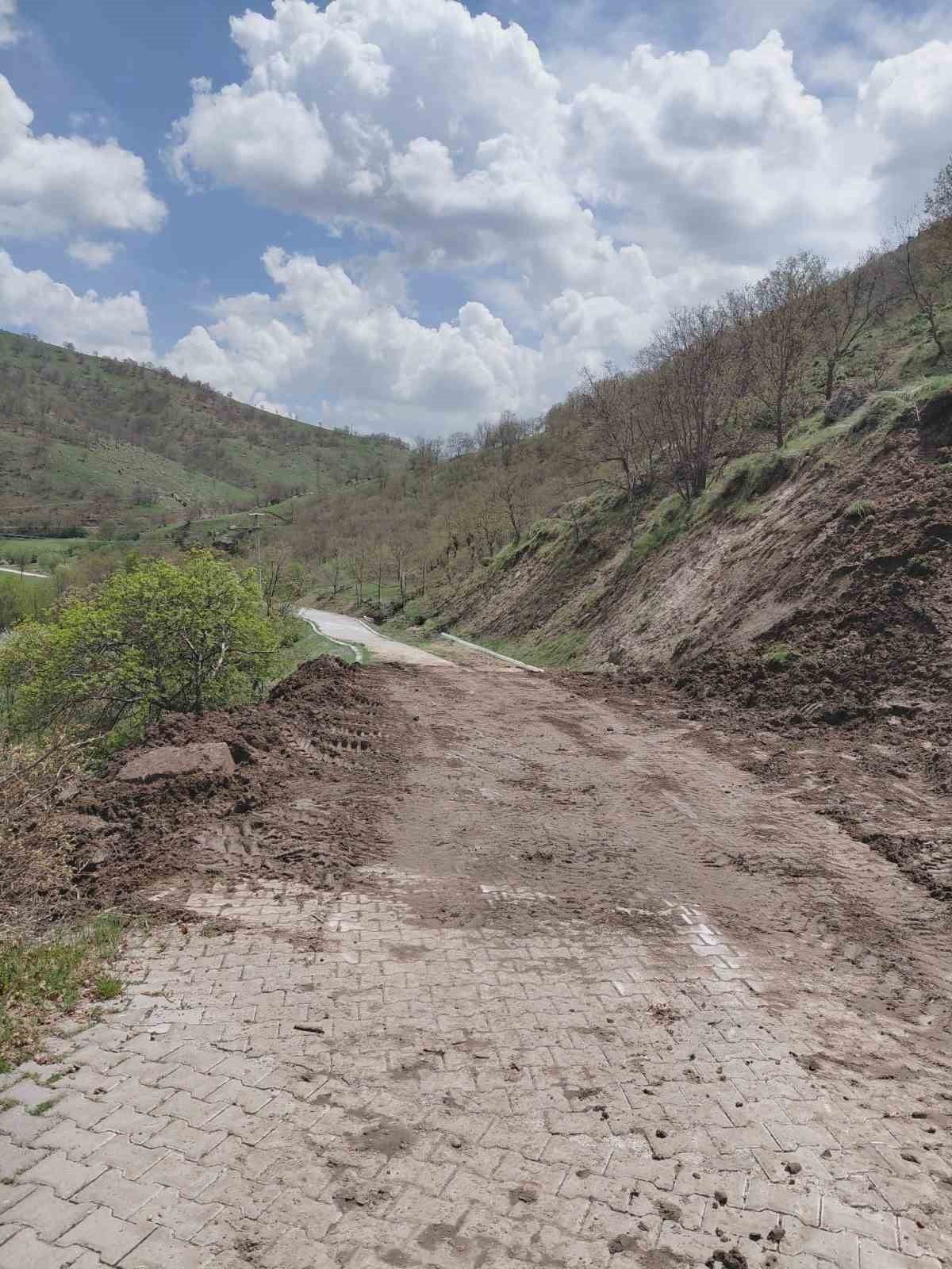 AFYONKARAHİSAR'DAKİ YEDİKAPI TABİAT PARKI YOLUNDA MEYDANA GELEN TOPRAK KAYMASI SONUCU KAPANAN YOL...