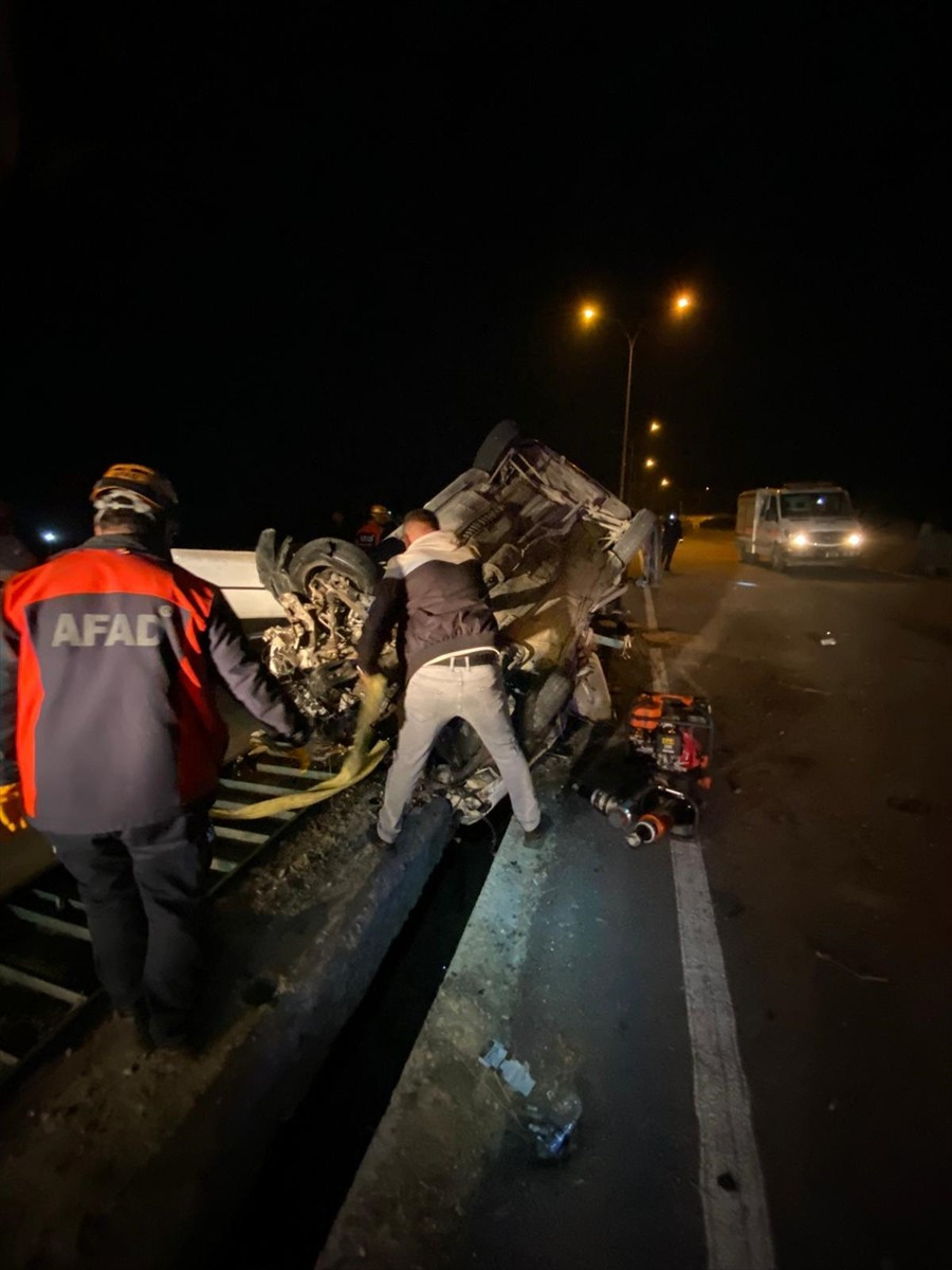 Afyonkarahisar'ın Bayat ilçesinde köprü demirlerine çarpan otomobildeki 1 kişi hayatını kaybetti...