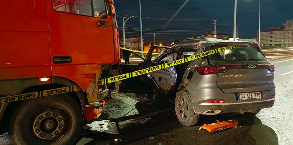 Afyonkarahisar'ın Bolvadin ilçesinde tır ile otomobilin çarpışması sonucu 3'ü ağır 7 kişi...