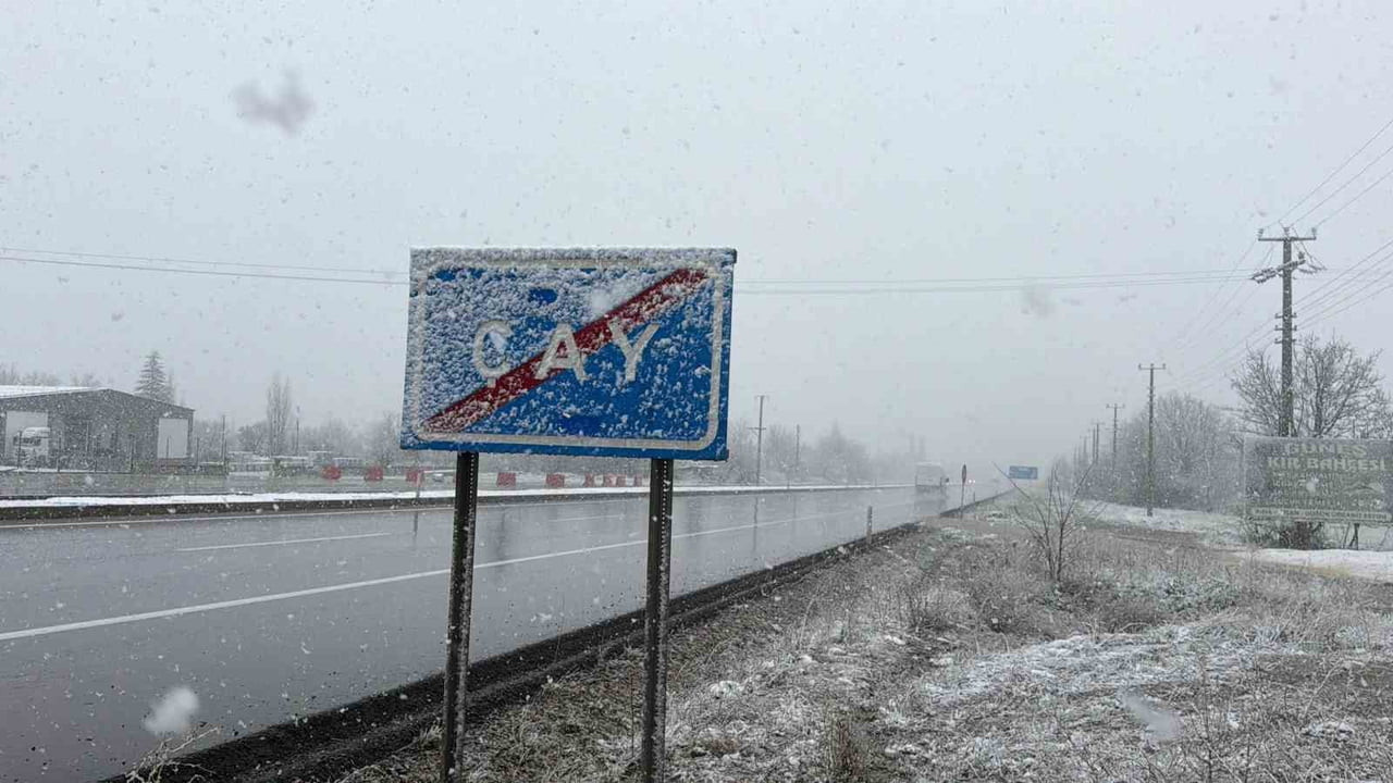 AFYONKARAHİSAR'IN ÇAY İLÇESİNDE LAPA LAPA YAĞAN KAR YAĞIŞI SONRASI ETRAF BEYAZA BÜRÜNDÜ.