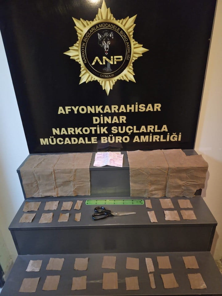 AFYONKARAHİSAR'IN DAZKIRI İLÇESİNDE POLİS TARAFINDAN YAPILAN OPERASYONDA 33 ADET PEÇETEYE...