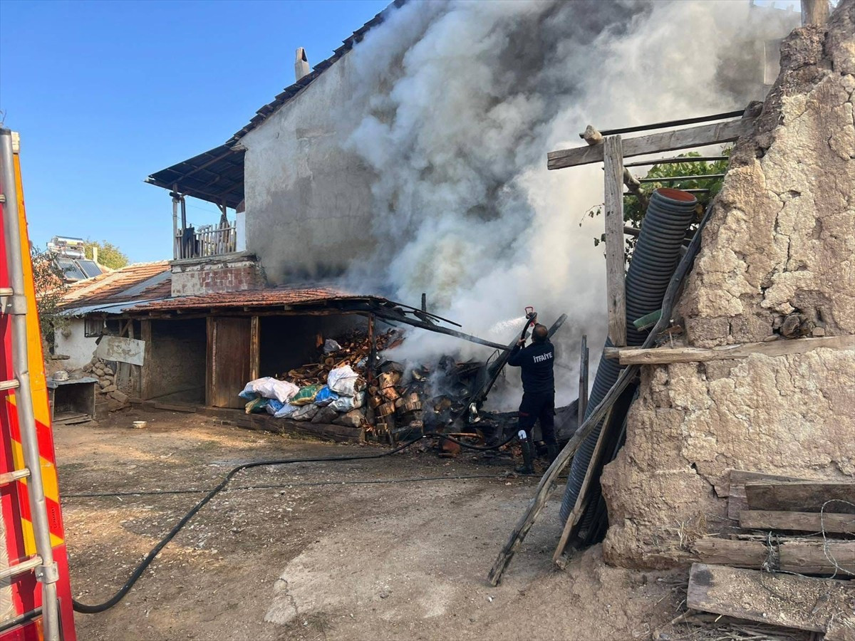 Afyonkarahisar'ın Dinar ilçesinde müstakil evde çıkan yangında dumandan etkilenen 2 kişi tedaviye...