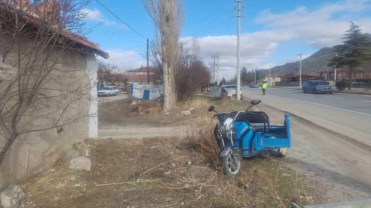 Afyonkarahisar'ın Dinar ilçesinde otomobilin çarptığı üç tekerlekli elektrikli motosiklet sürücüsü...