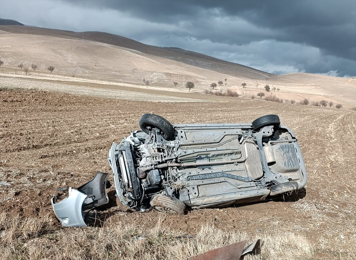  Afyonkarahisar'ın Dinar ilçesinde tır ile otomobilin çarpışması sonucu 2'si çocuk 5 kişi...