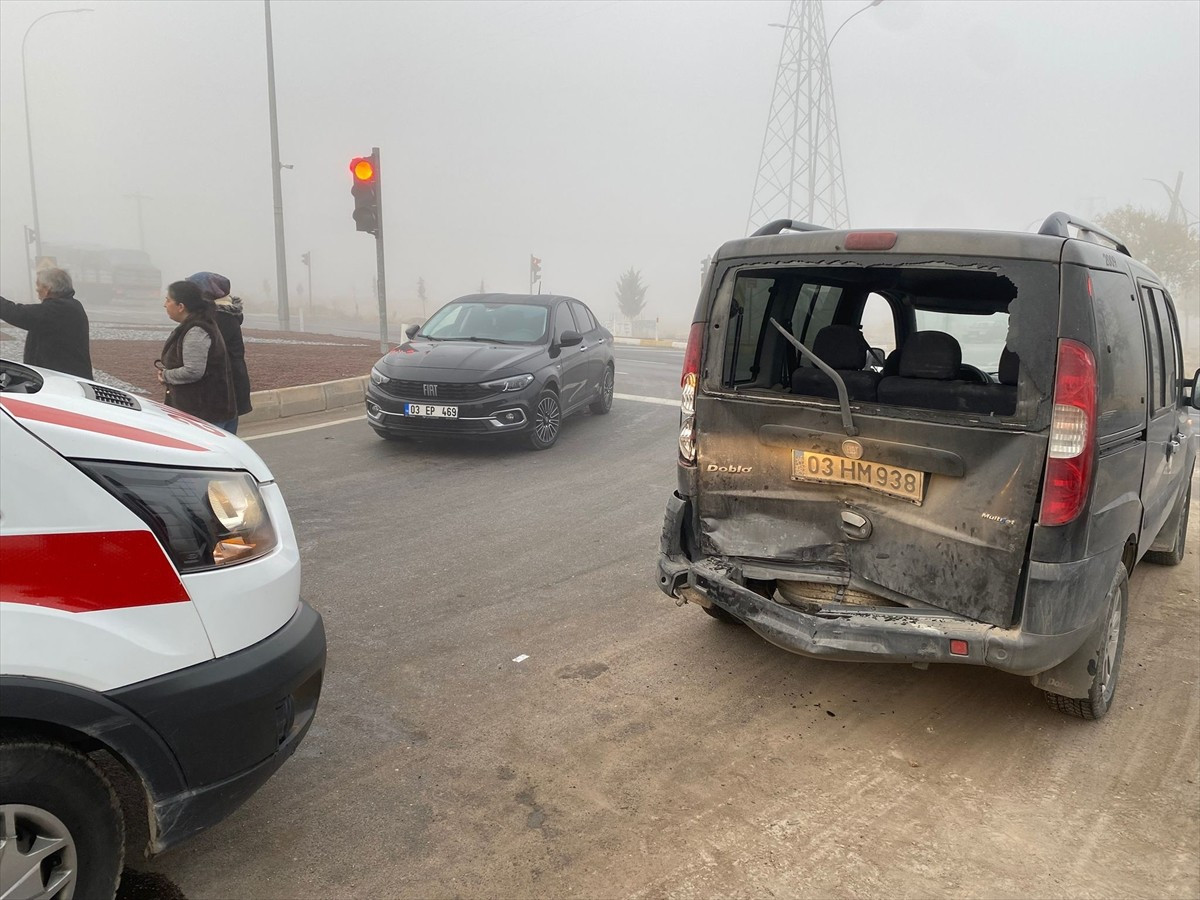 Afyonkarahisar'ın Emirdağ ilçesinde öğrenci servisi, tır ve hafif ticari aracın karıştığı kazada...
