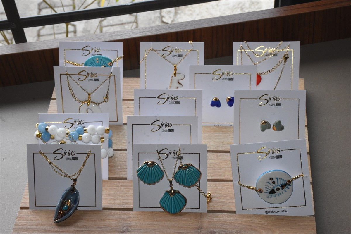 Afyonkarahisar'ın Erkmen beldesinde yaşayan iç mimar Ayşegül İşbilir, seramikten el emeğiyle...