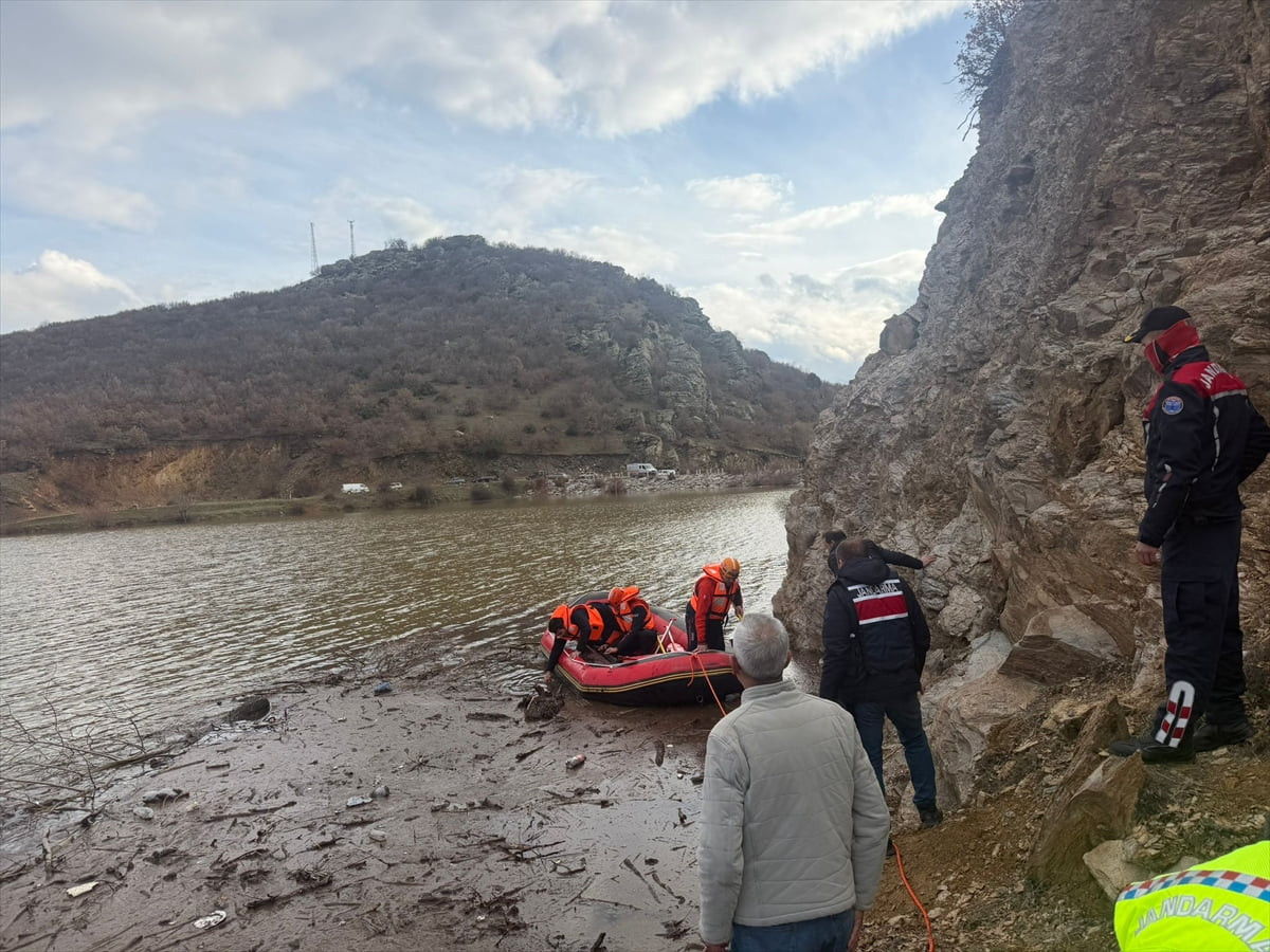 Afyonkarahisar'ın İhsaniye ilçesinde baraj göletine düşen genç boğuldu.  Dalgıç ekiplerinin...