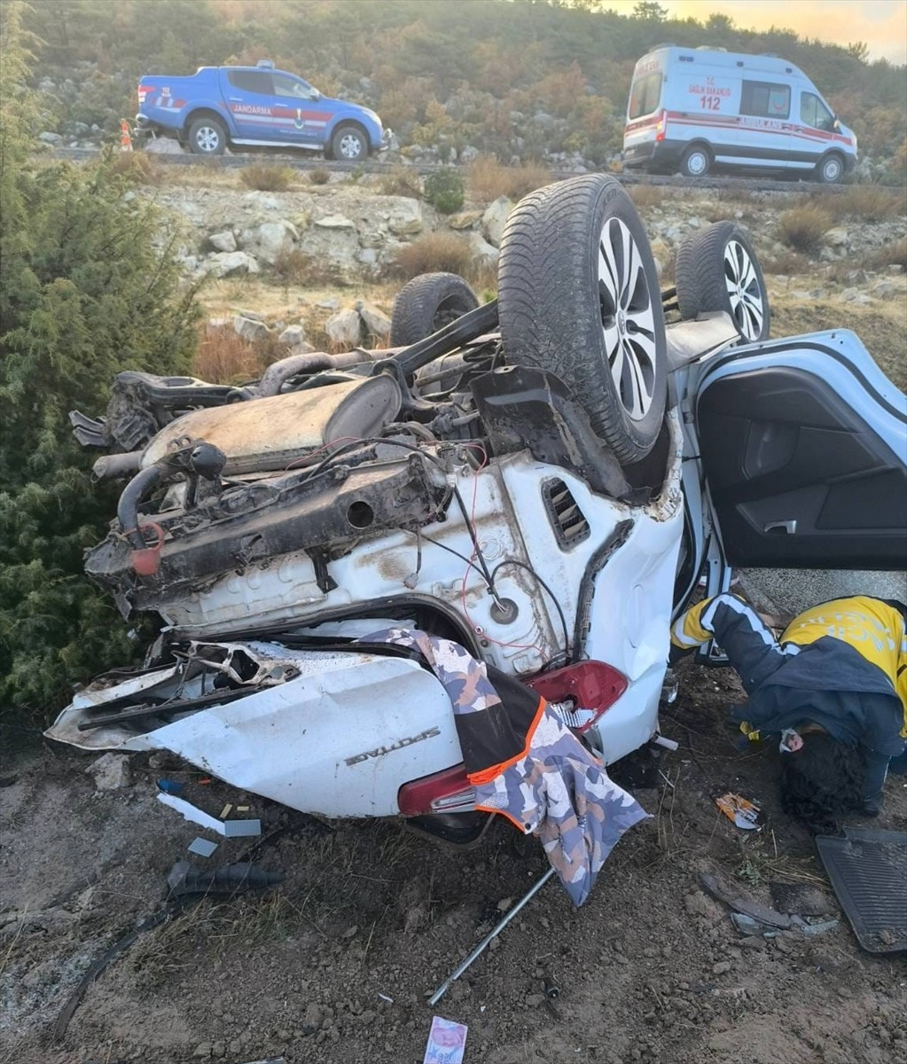 Afyonkarahisar'ın İhsaniye ilçesinde devrilen otomobildeki 1 kişi hayatını kaybetti, 3 kişi...