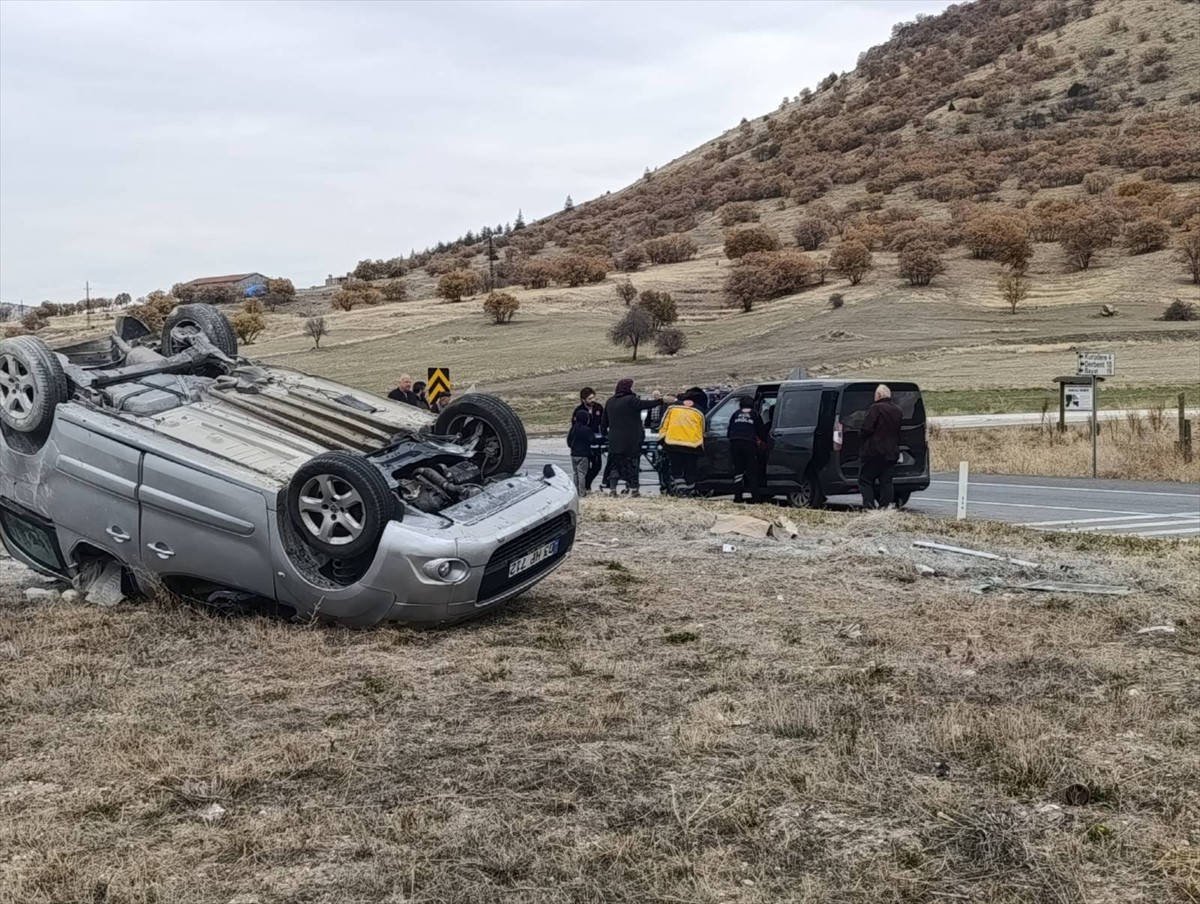 Afyonkarahisar'ın İhsaniye ilçesinde iki hafif ticari aracın çarpışması sonucu 7 kişi...