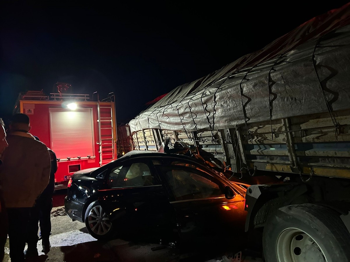 Afyonkarahisar'ın İhsaniye ilçesinde tır ile otomobilin çarpışması sonucu 1'i çocuk 2 kişi öldü...