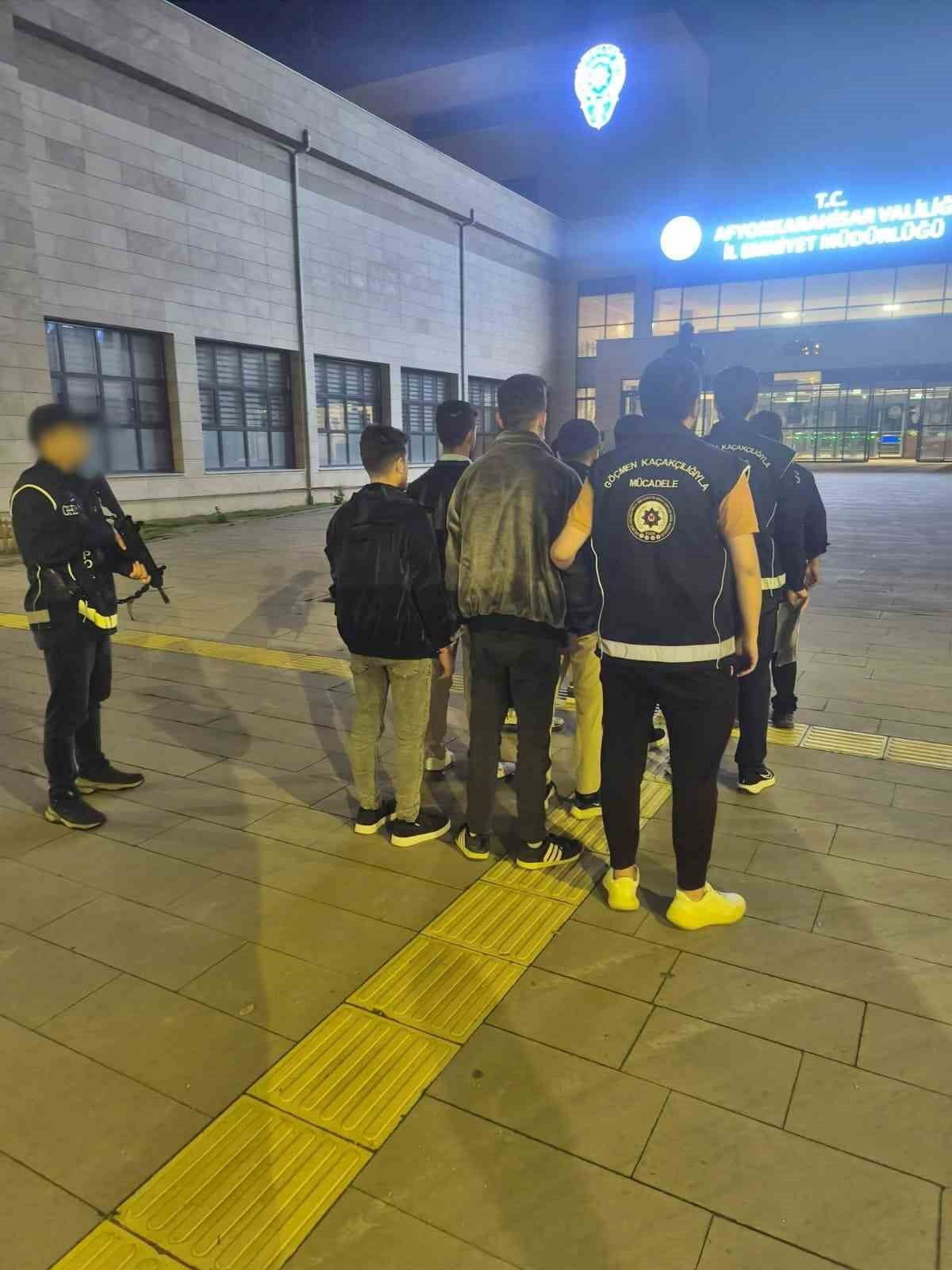 AFYONKARAHİSAR'IN İSCEHİSAR İLÇESİNDE POLİS EKİPLERİNCE DÜZENLENEN GÖÇMEN KAÇAKÇILIĞI...