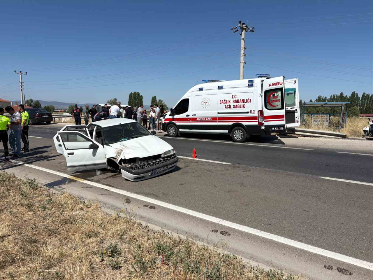 AFYONKARAHİSAR'IN KONTROLDEN ÇIKARAK BARİYERLERE ÇARPAN OTOMOBİLDE 3'Ü ÇOCUK 6 KİŞİ...