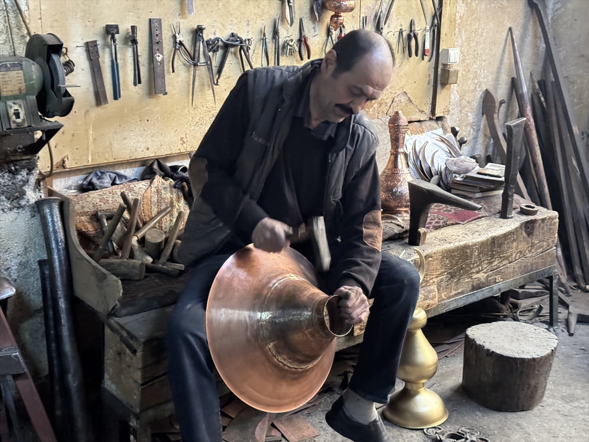 Afyonkarahisar'ın Sandıklı ilçesinde 50 yıldır baba yadigarı dükkanlarında birlikte çalışan Ahmet...