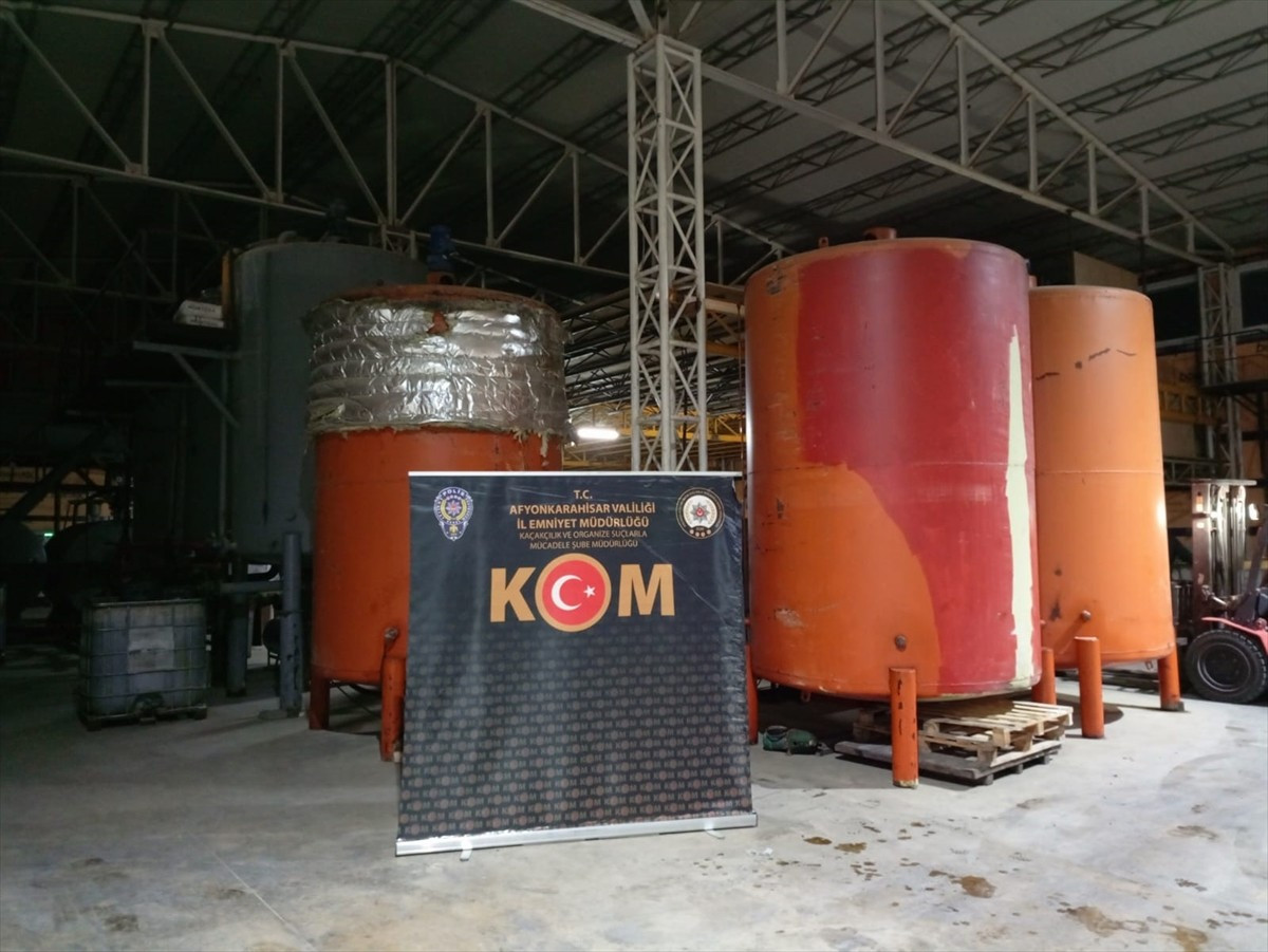 Afyonkarahisar'ın Sandıklı ilçesinde düzenlenen operasyonda 20 ton kaçak akaryakıt ele geçirildi...