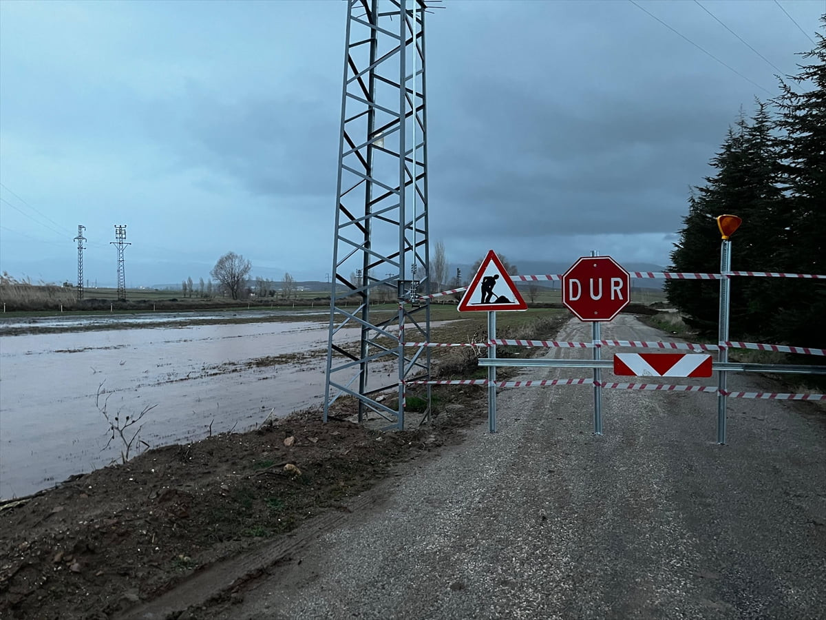 Afyonkarahisar'ın Sandıklı ilçesinde etkili olan sağanak nedeniyle dere yatağında çökme yaşandı....
