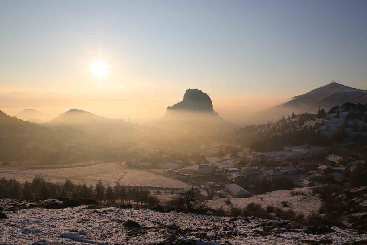 AFYONKARAHİSAR'IN SİMGESİ TARİHİ KARAHİSAR KALESİ’NİN GÜN DOĞUMU İLE BİRLİKTE ÇEKİLEN SİS...