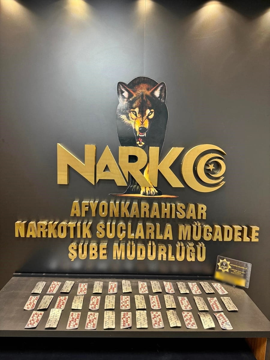 Afyonkarahisar'ın Sinanpaşa ilçesinde düzenlenen uyuşturucu operasyonunda gözaltına alınan 2...