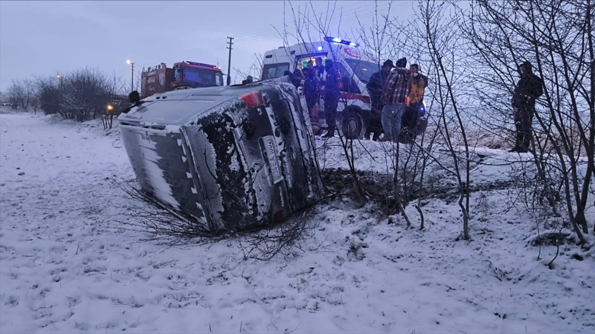 Afyonkarahisar'ın Sinanpaşa ilçesinde minibüsün tarlaya devrilmesi sonucu 5 kişi yaralandı.