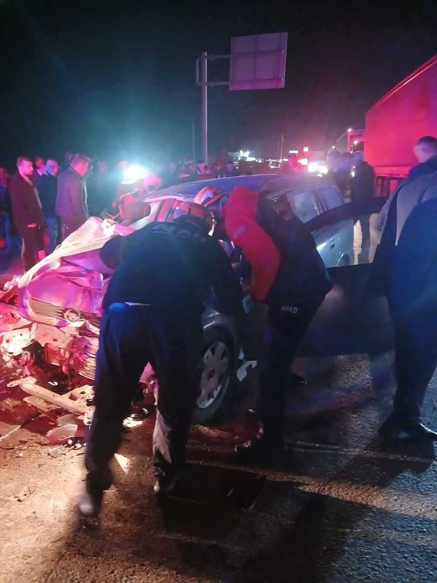 Afyonkarahisar'ın Sinanpaşa ilçesinde otomobil ile halk otobüsünün çarpışması sonucu 1 kişi...