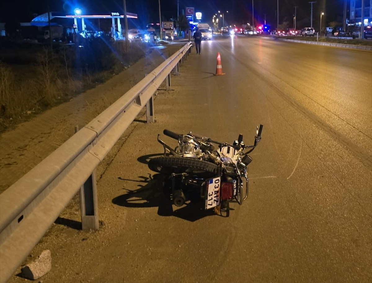 Afyonkarahisar'ın Sinanpaşa ilçesinde otomobil ile motosikletin çarpışması sonucu 1 çocuk öldü, 2...