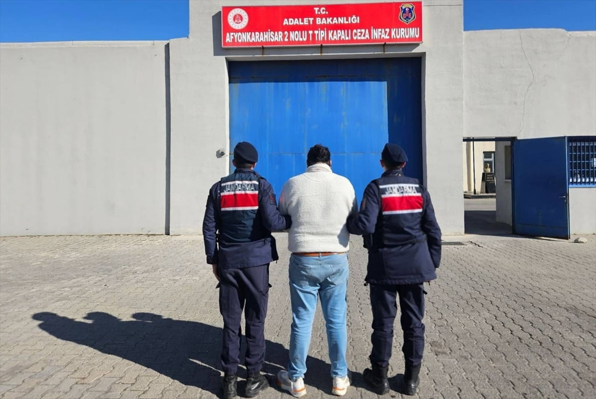 Afyonkarahisar'ın Sinanpaşa ilçesinde uyuşturucu operasyonunda gözaltına alınan zanlı...