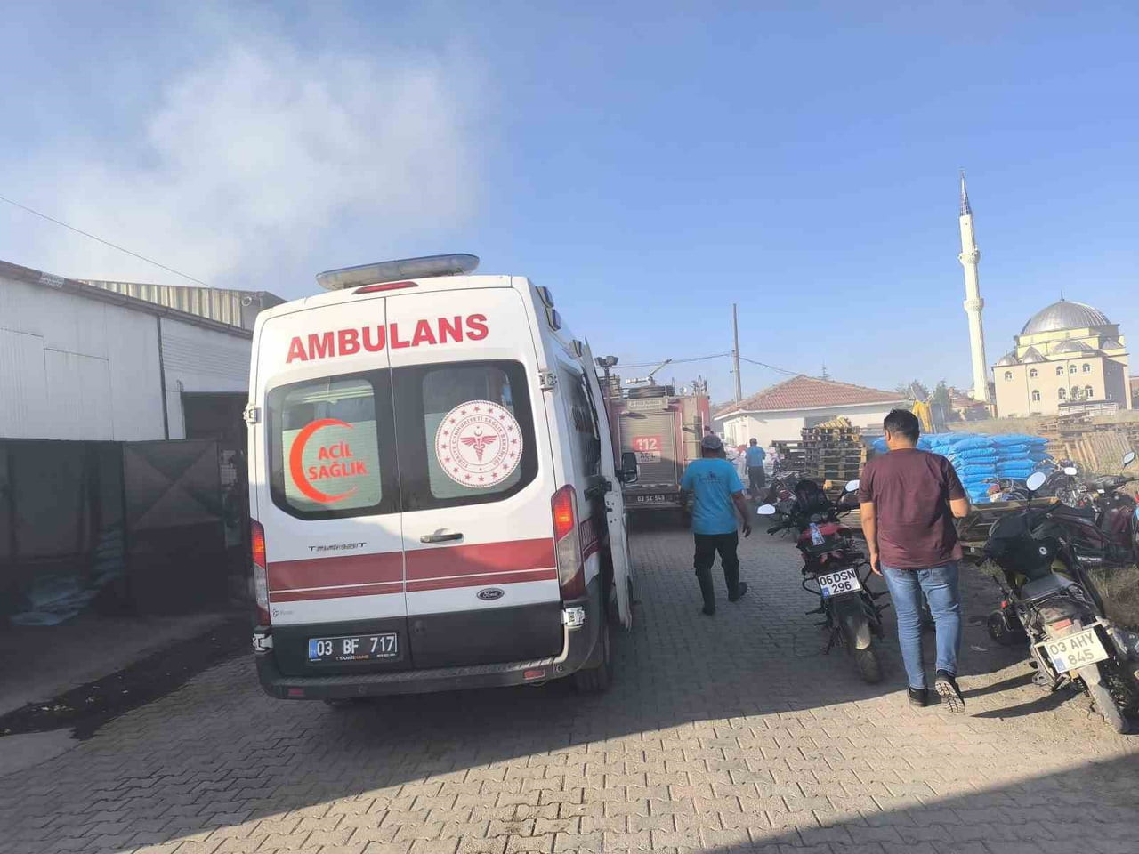 AFYONKARAHİSAR'IN ŞUHUT İLÇESİNDE BİR İŞ YERİNDE YAŞANAN TÜP PATLAMASI SONUCU ÇIKAN YANGIN BÖLGEDE...