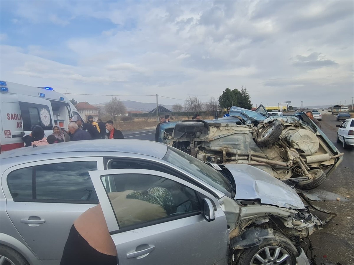 Afyonkarahisar'ın Şuhut ilçesinde iki otomobilin çarpışması sonucu 2'si çocuk 7 kişi...