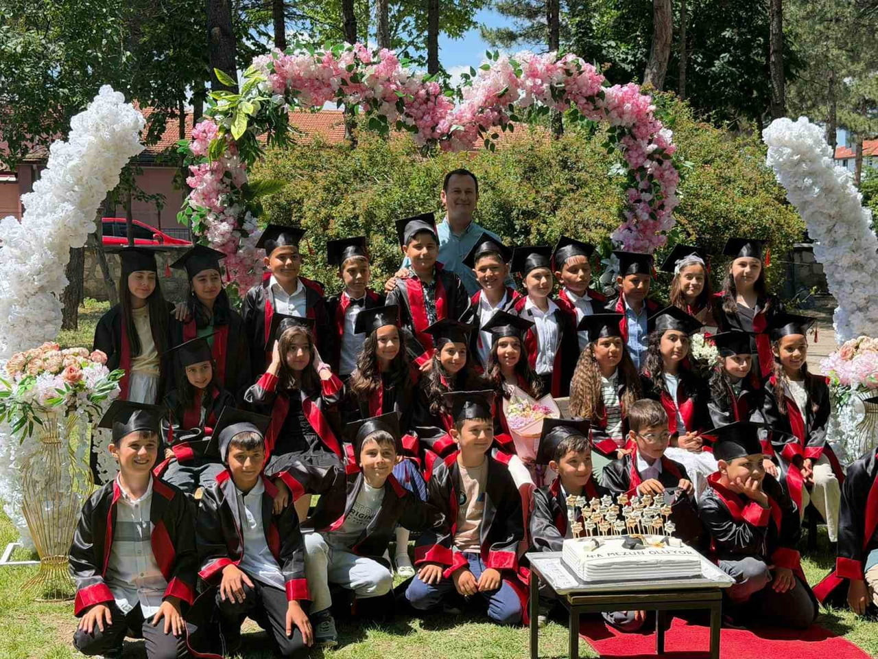 AFYONKARAHİSAR'IN ŞUHUT İLÇESİNDEKİ FATİH İLKOKULU 4/A SINIFI ÖĞRENCİLERİ MEZUNİYET HEYECANI...