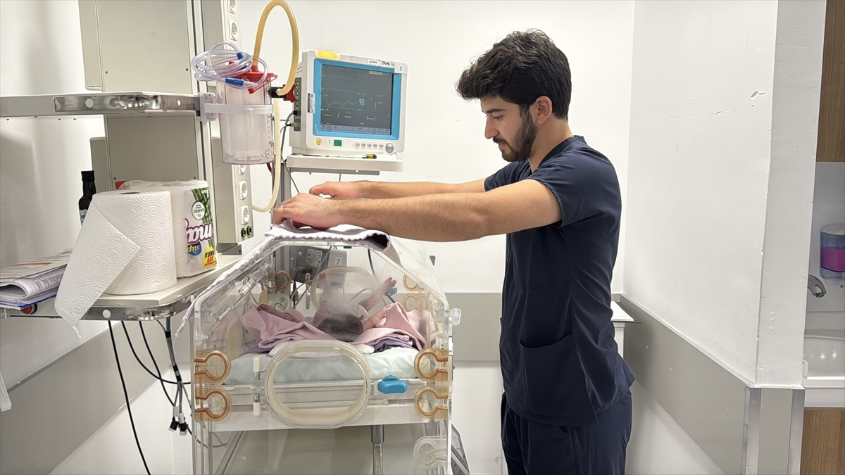 Afyonkarahisar’da 29 haftalık, 1 kilo 580 gram ağırlığında dünyaya gelen ve beyin kanaması geçiren...