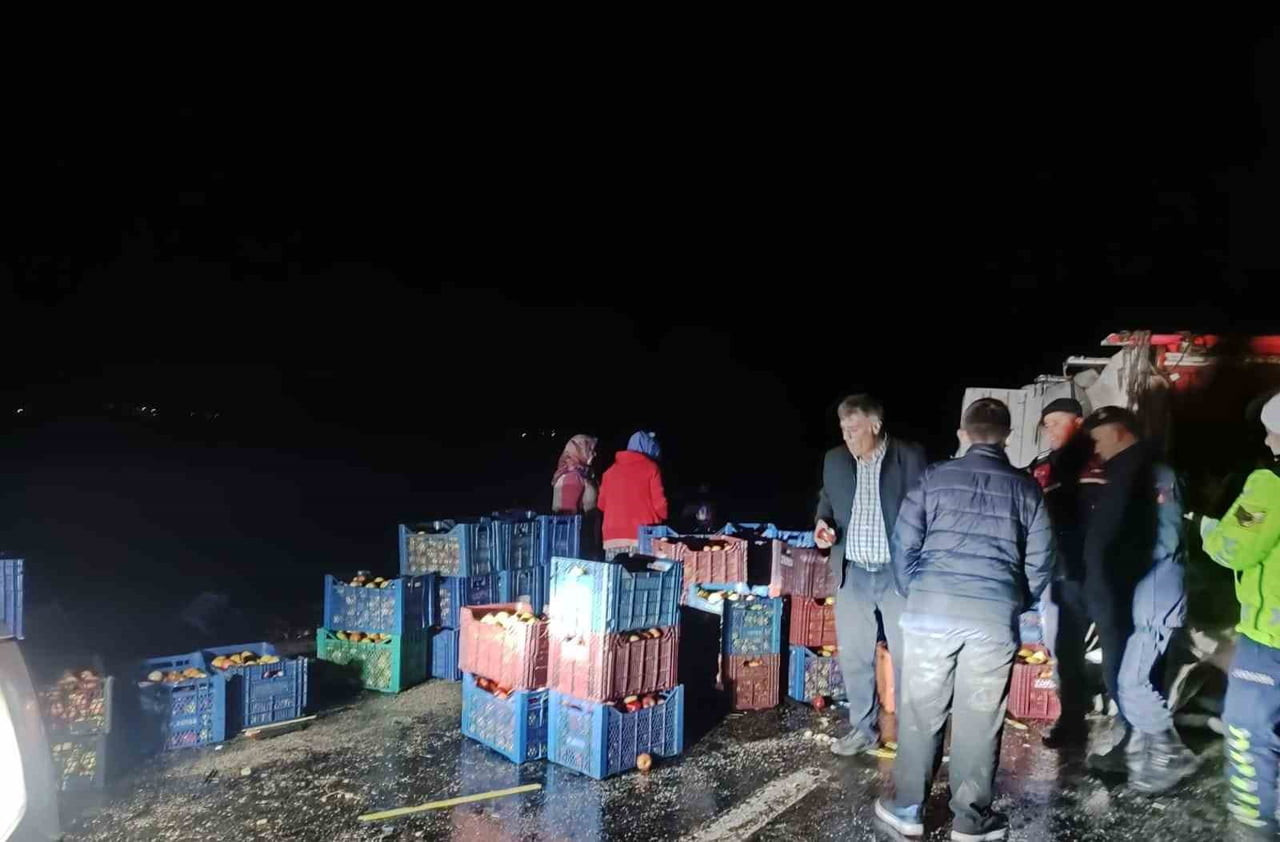 AFYONKARAHİSAR’DA DEVRİLEN KAMYONETTEN ETRAFA DAĞILAN YAKLAŞIK 2 TON ELMA ÇEVRE SAKİNLERİ...