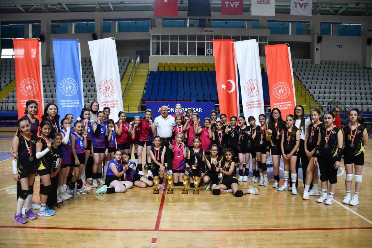 AFYONKARAHİSAR’DA DÜZENLENEN 'MİNİ KIZLAR VOLEYBOL MÜSABAKALARI' PROF. DR. VEYSEL EROĞLU SPOR...