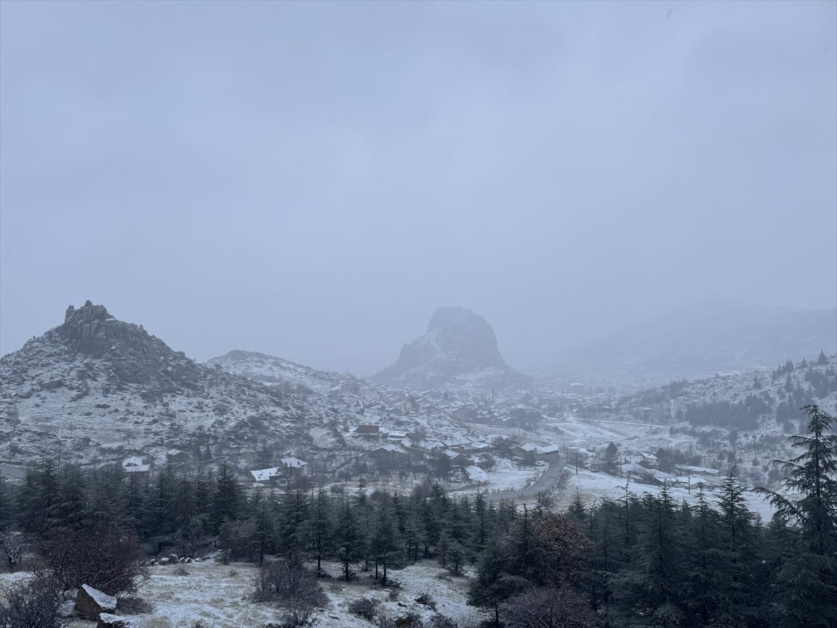 Afyonkarahisar’da gece saatlerinde başlayan kar yağışı, kent genelinde etkili oldu. Parklar...