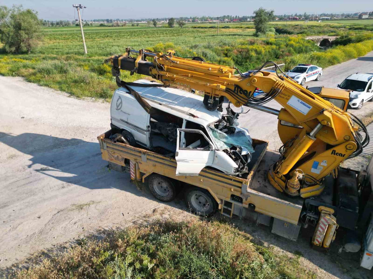 AFYONKARAHİSAR’DA GEÇMEYE ÇALIŞTIĞI KONTROLSÜZ HEMZEMİN GEÇİTTE Kİ TRAVERSE TEKERLEĞİ SIKIŞTIĞI...