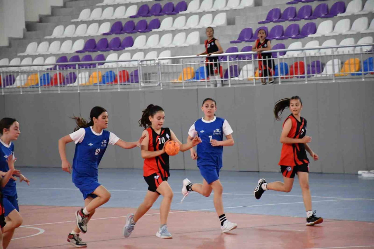 AFYONKARAHİSAR’DA GERÇEKLEŞTİRİLEN ‘KULÜPLER HENTBOL MİNİK KIZLAR İL BİRİNCİLİĞİ MÜSABAKALARI’...