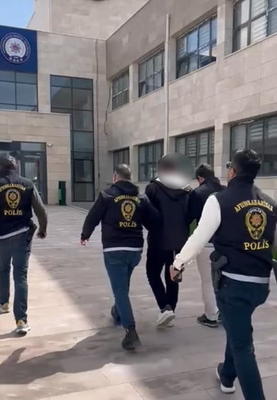 AFYONKARAHİSAR’DA HIRSIZLIK SUÇUNDAN 25 YIL HAPİS CEZASIYLA ARANAN ŞAHIS POLİSİN TAKİBİ SONRASI...