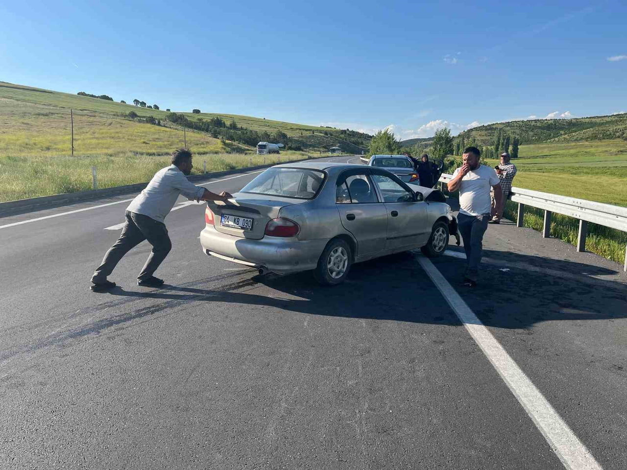 AFYONKARAHİSAR’DA İKİ ARACIN KARIŞTIĞI TRAFİK KAZASINDA 2 KİŞİ YARALANDI.