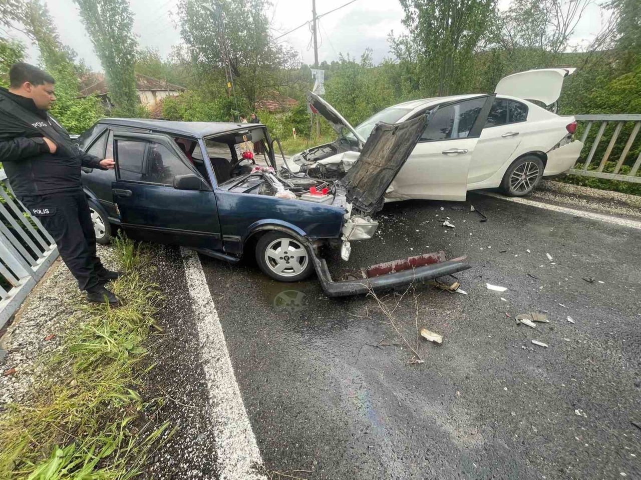 AFYONKARAHİSAR’DA İKİ OTOMOBİLİN KAFA KAFAYA ÇARPIŞTIĞI TRAFİK KAZASINDA 4 KİŞİ...