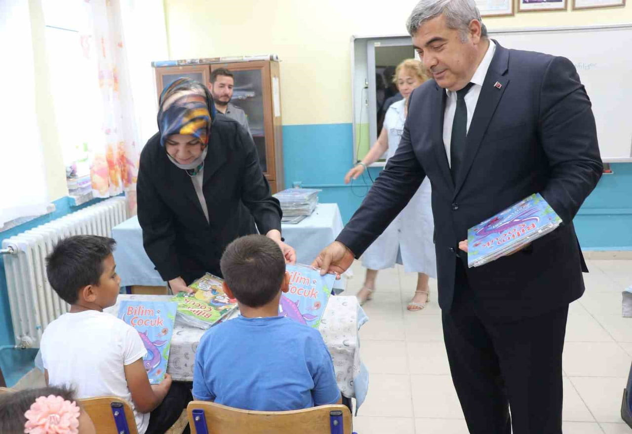 AFYONKARAHİSAR’DA İL MİLLİ EĞİTİM MÜDÜRÜ MİRAÇ SÜNNETCİ İHSANİYE ATATÜRK İLKOKULU’NU ZİYARET...