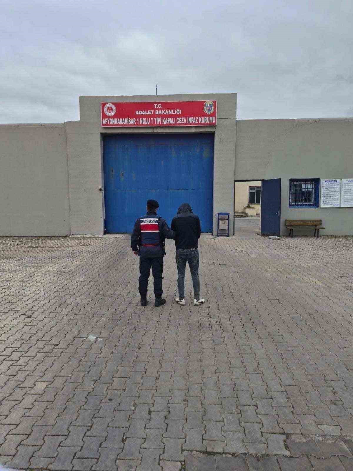 AFYONKARAHİSAR’DA JANDARMA TARAFINDAN ARANAN ŞAHISLARIN YAKALANMASINA YÖNELİK YAPILAN ÇALIŞMADA 46...
