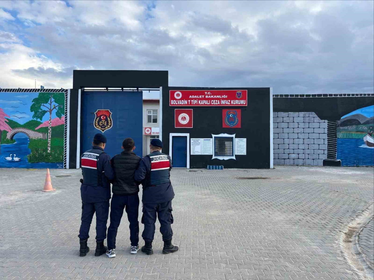 AFYONKARAHİSAR’DA JANDARMA TARAFINDAN ARANAN ŞAHISLARIN YAKALANMASINA YÖNELİK YAPILAN ÇALIŞMADA...