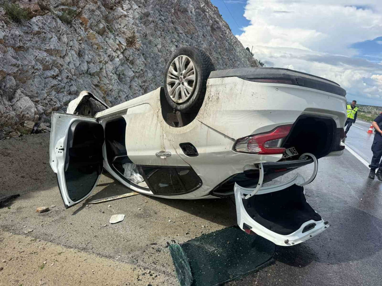 AFYONKARAHİSAR’DA KONTROLDEN ÇIKARAK TAKLA ATIP REFÜJE GİREN OTOMOBİLDE 4 KİŞİ YARALANDI.