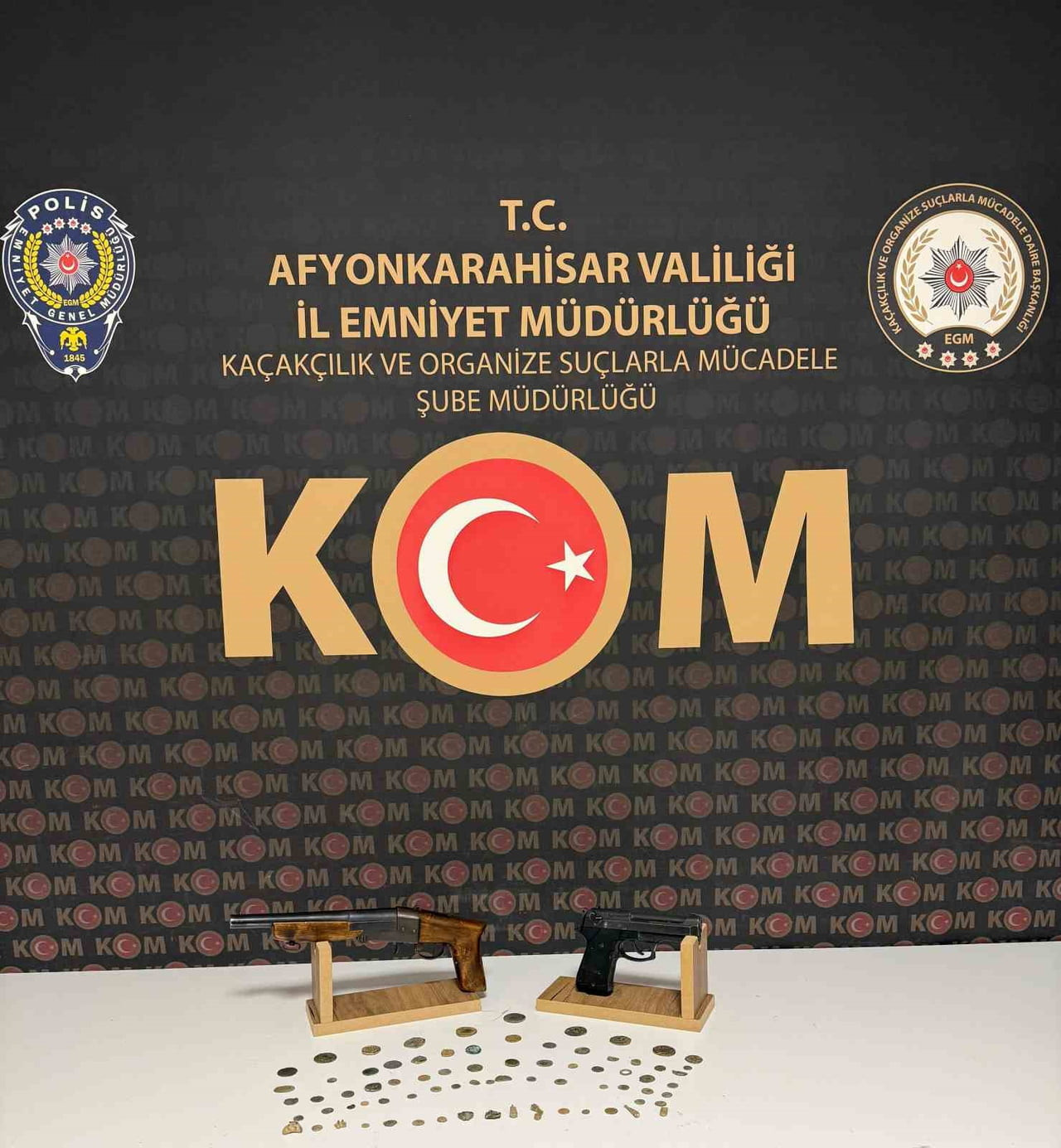 AFYONKARAHİSAR’DA POLİS TARAFINDAN BİR ADRESE YAPILAN BASKINDA TARİHİ ESER NİTELİĞİ TAŞIDIĞI...