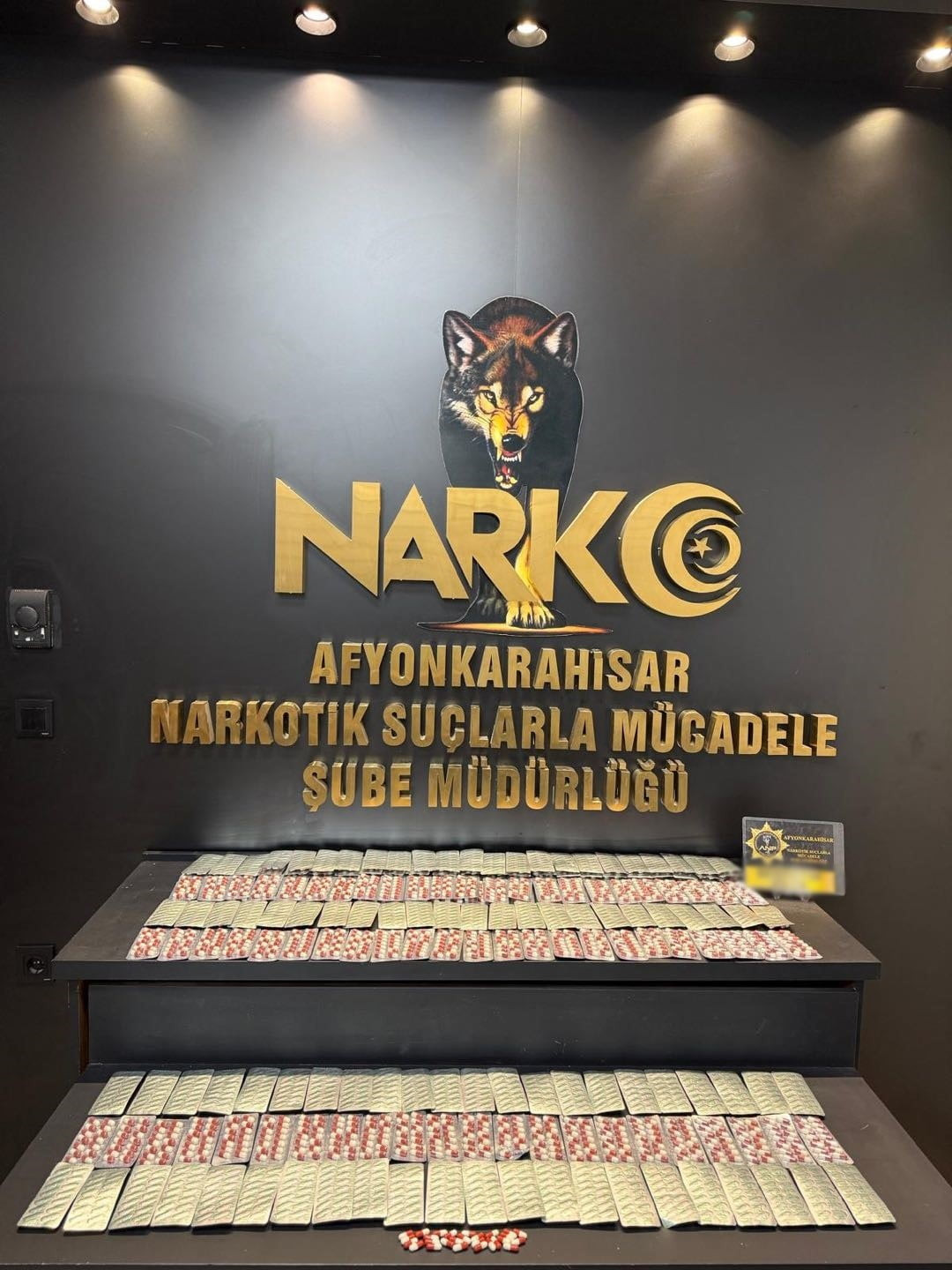 AFYONKARAHİSAR’DA POLİS TARAFINDAN GERÇEKLEŞTİRİLEN OPERASYONDA 3 BİN 159 ADET UYUŞTURUCU HAPLA...