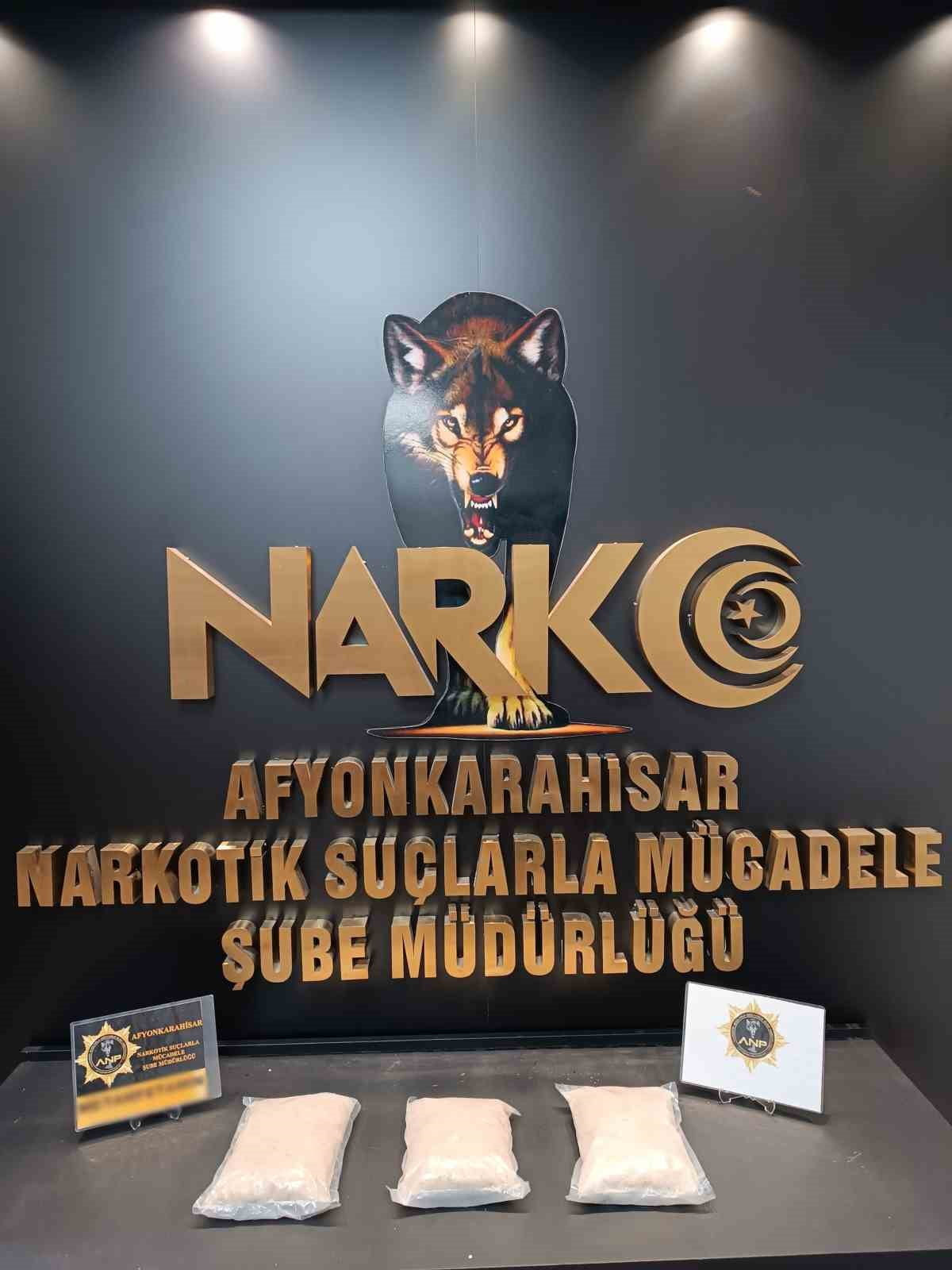 AFYONKARAHİSAR’DA POLİS TARAFINDAN GERÇEKLEŞTİRİLEN OPERASYONDA DURDURULAN BİR MİNİBÜSÜN KOLTUK...