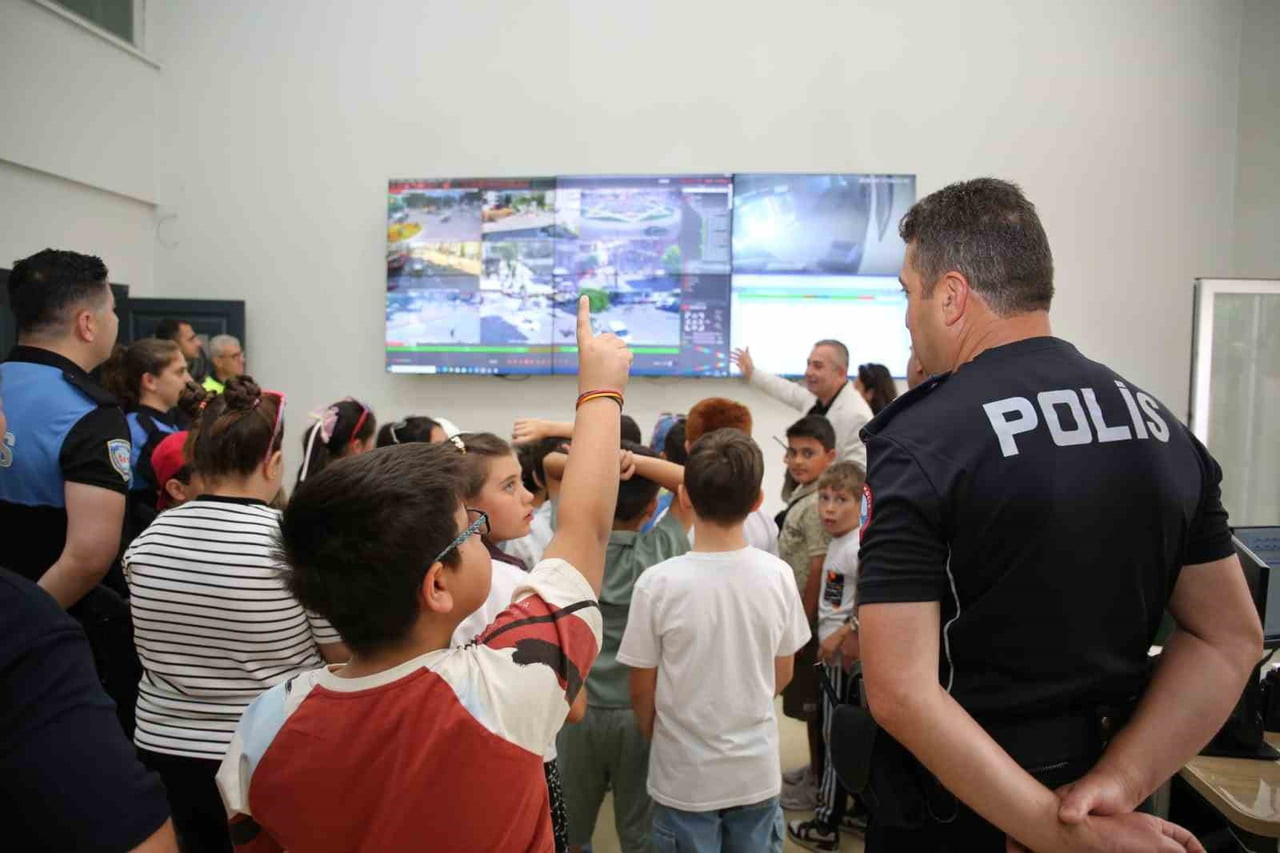 AFYONKARAHİSAR’DA POLİS TARAFINDAN İLKOKUL ÖĞRENCİLERİNE EĞİTİM VERİLİP POLİSLİK MESLEĞİNİN...