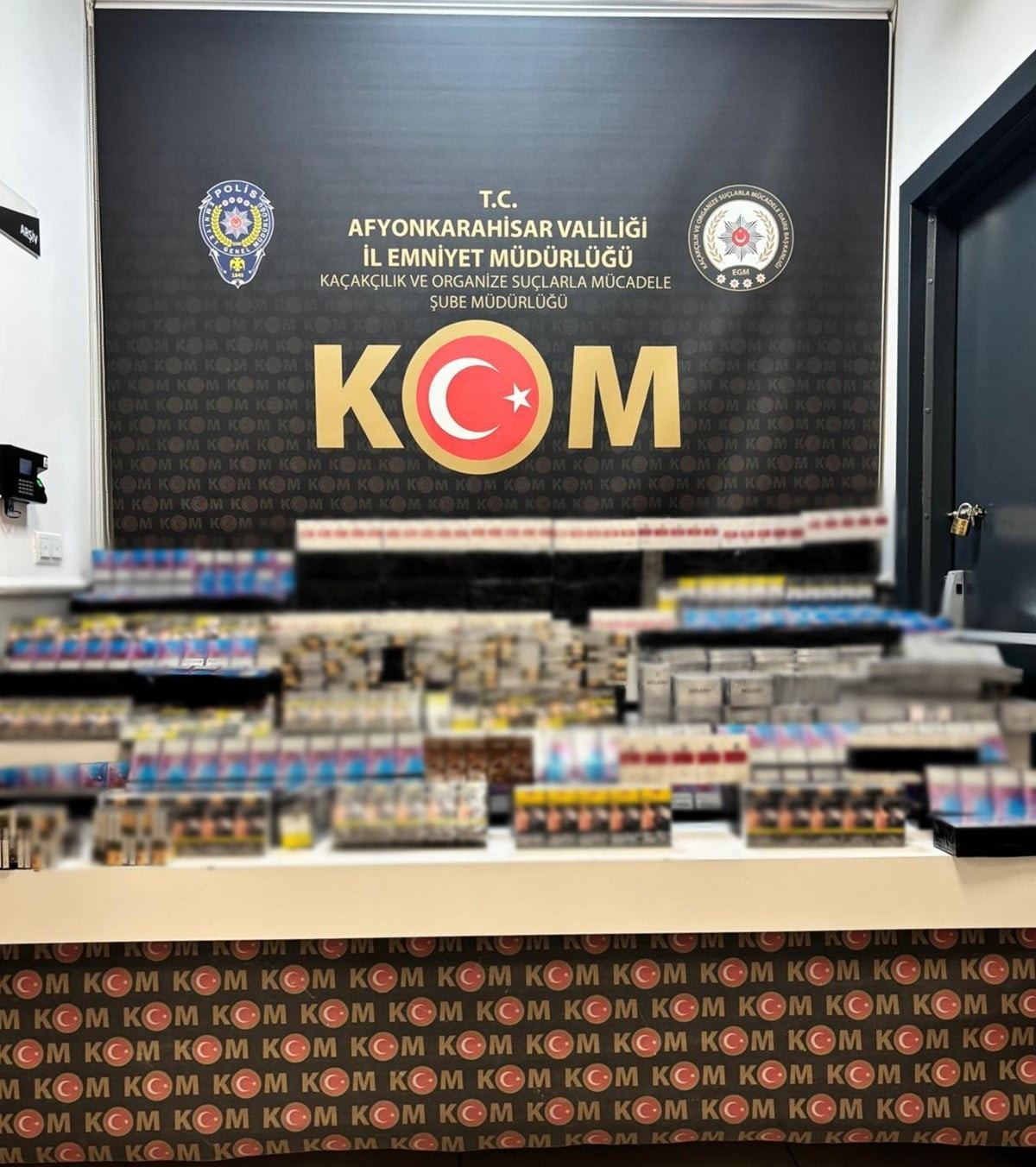 AFYONKARAHİSAR’DA POLİS TARAFINDAN ŞÜPHE ÜZERİNE DURDURULAN 2 SAMAN YÜKLÜ TIRDA ÇUVALLARIN VE...