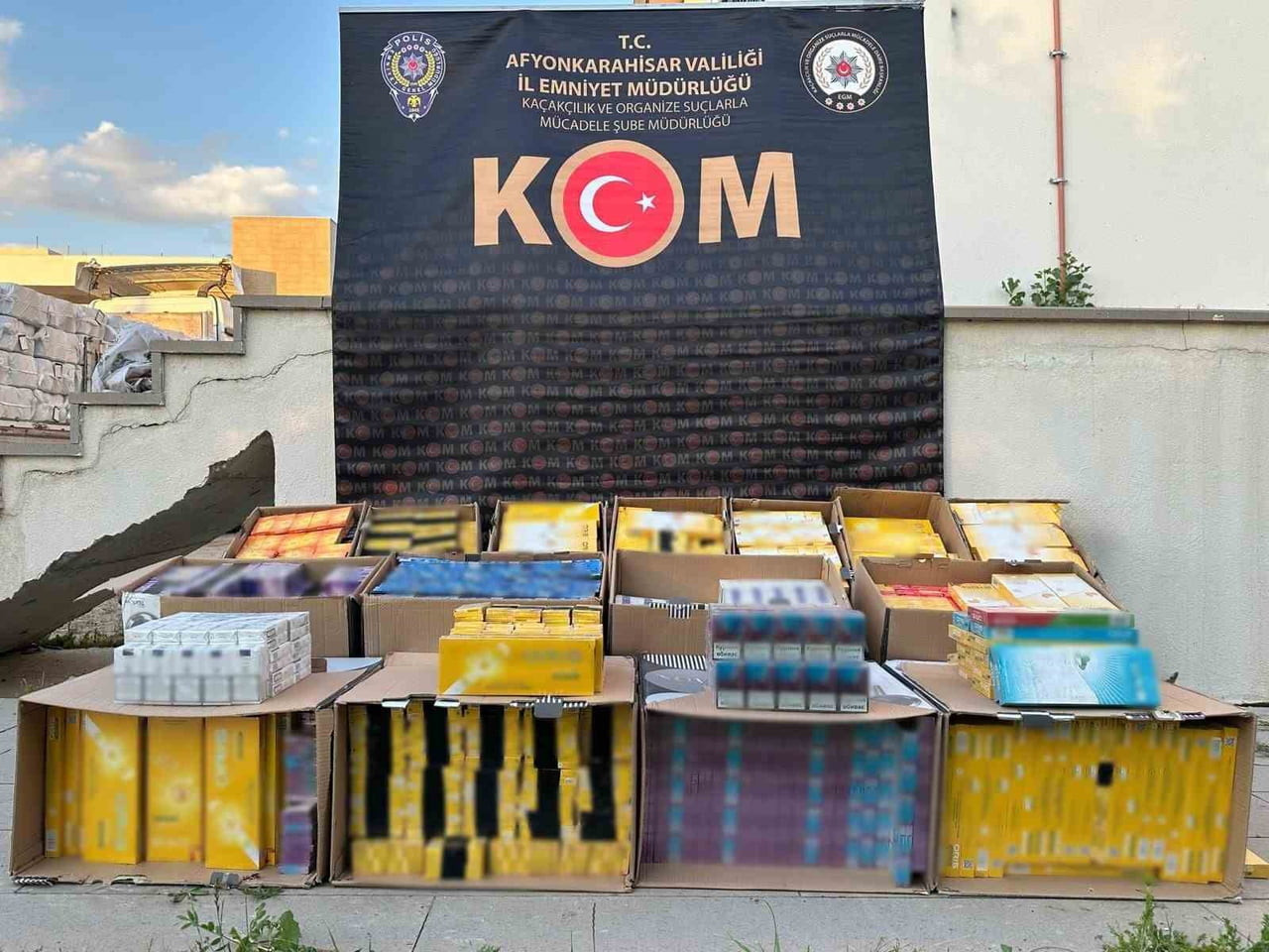 AFYONKARAHİSAR’DA POLİS TARAFINDAN ŞÜPHE ÜZERİNE DURDURULAN BİR TIRDA YAPILAN ARAMADA, 13 BİN 140...