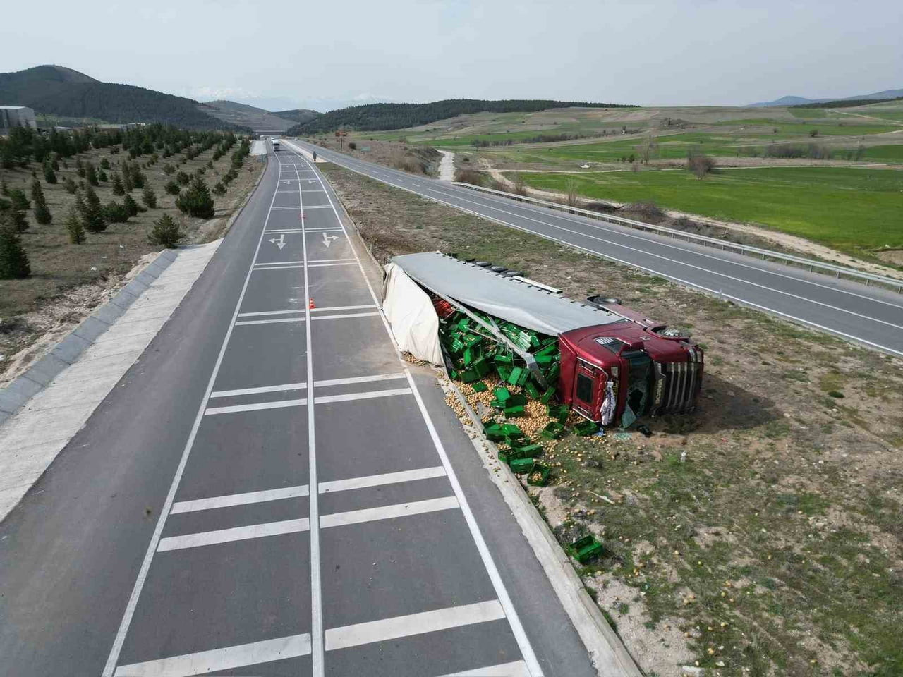AFYONKARAHİSAR’DA YAKLAŞIK 20 TON PATATES YÜKLÜ TIRIN DEVRİLMESİ SONUCU 3 KİŞİ YARALANIRKEN...