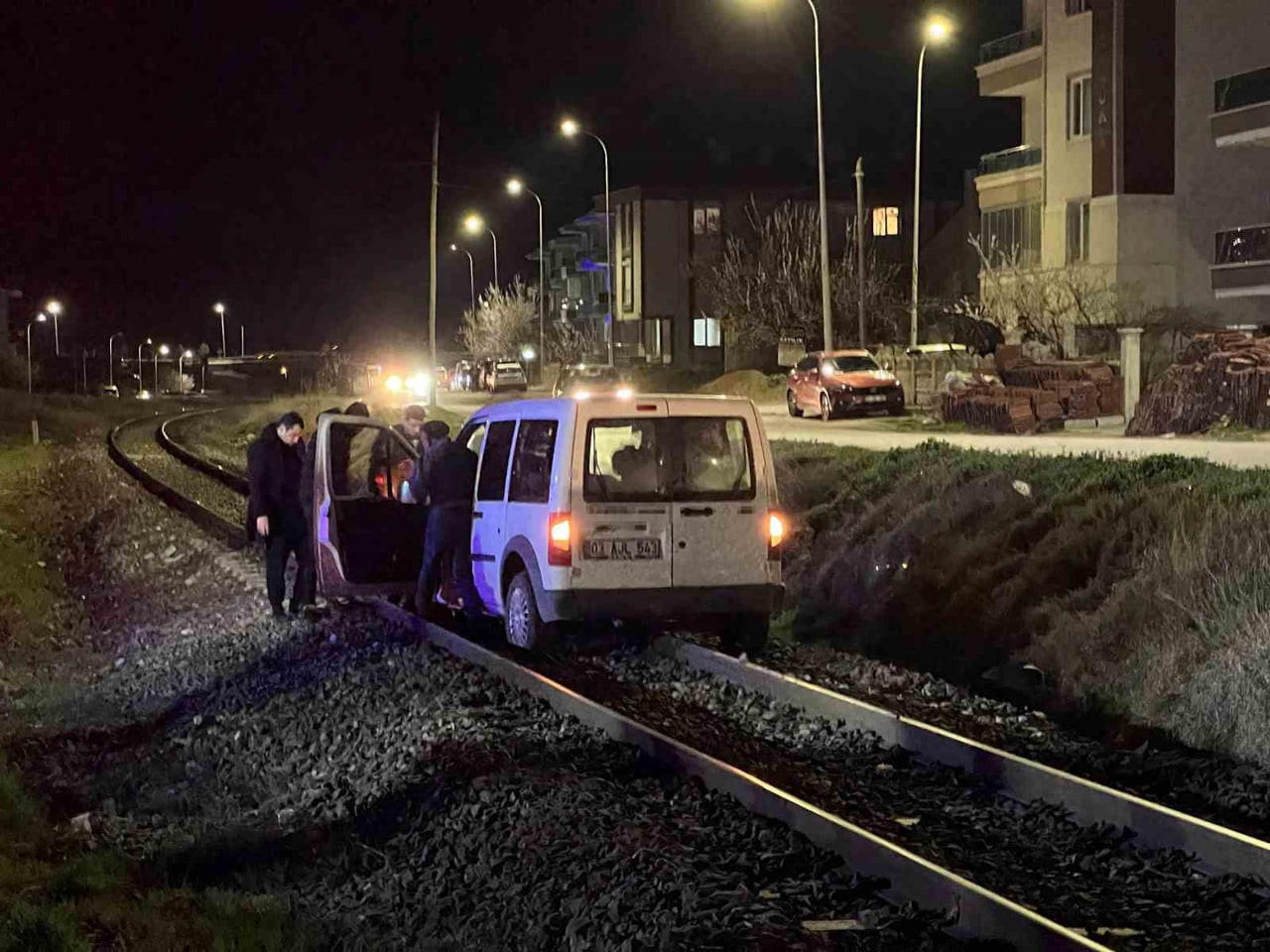 AFYONKARAHİSAR’DA YOLUNU KARIŞTIRAN BİR ŞAHIS YANLIŞLIKLA TREN YOLUNA GİRİNCE RAYLARDA ADETA CAN...