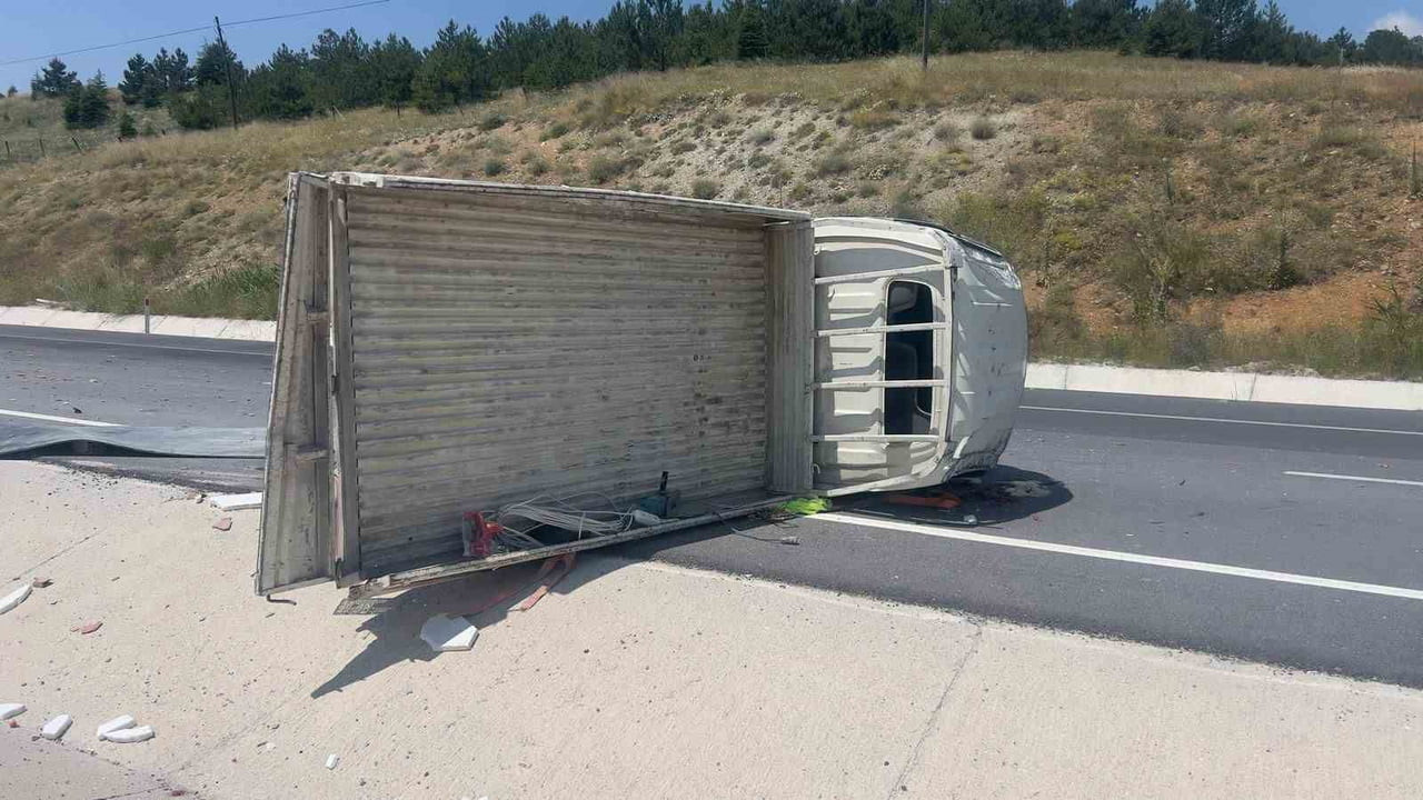 AFYONKARAHİSAR’DQ TUĞLA YÜKLÜ KAMYONETİN DEVRİLMESİ SONUCU YAŞANAN TRAFİK KAZASINDA 3 KİŞİ...